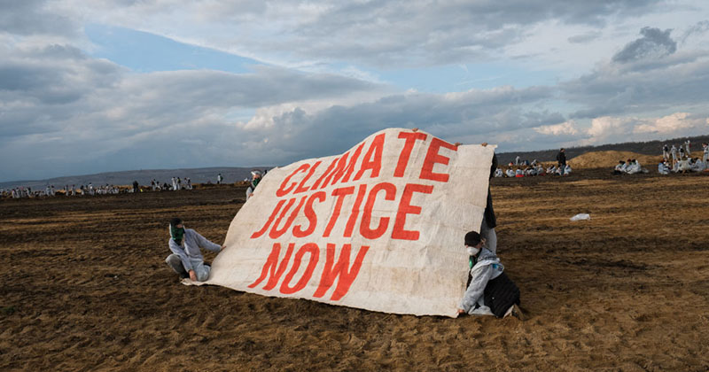 HAMBACH COAL MINE, BUIR, NORTH RHINE-WESTPHALIA, FEDERAL REPUBLIC OF GERMANY - 2017/11/05: Activists from the collective Ende Gelande seen holding a large banner written on it 'Climate Justice Now' on the mine site during a demonstration ahead of COP23.
As COP 23 is about to launch in Bonn, the collective Ende Gel‰nde set out to occupy the Hambach coal pit to protest against the expansion of a mine. 4.500 people took part in the protest before-hand, and between 1.000 and 2.000 people took part in the act of civil disobedience. (Photo by Alban Grosdidier/SOPA Images/LightRocket via Getty Images)